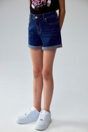 Short básico de niña en denim azul oscuro con dobladillo visible