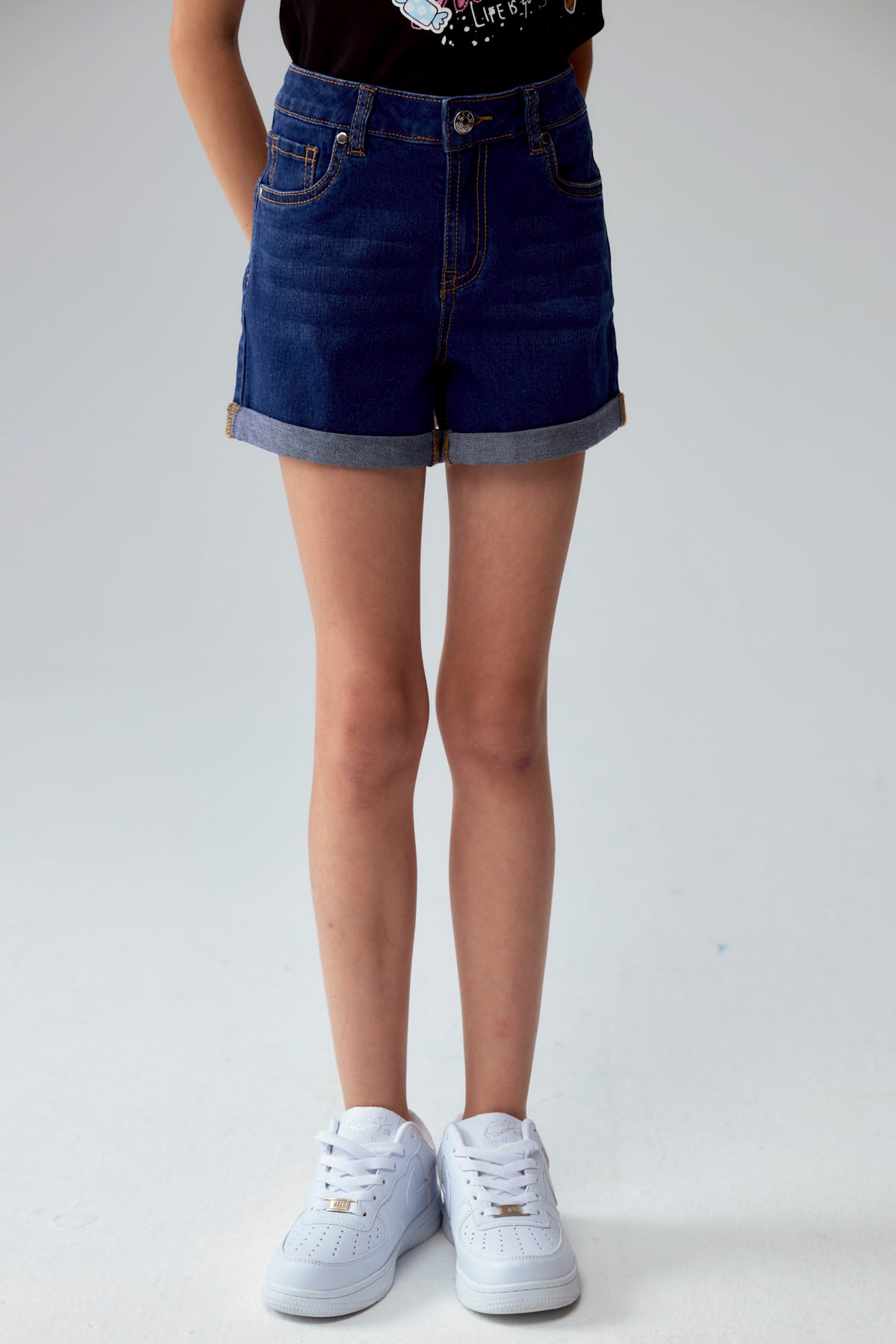 Short básico de niña en denim azul oscuro con dobladillo visible