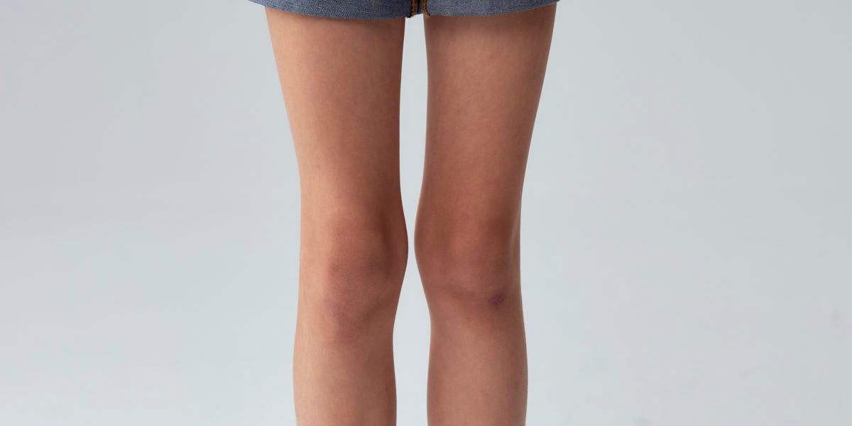 Short básico de niña en denim azul oscuro con dobladillo visible