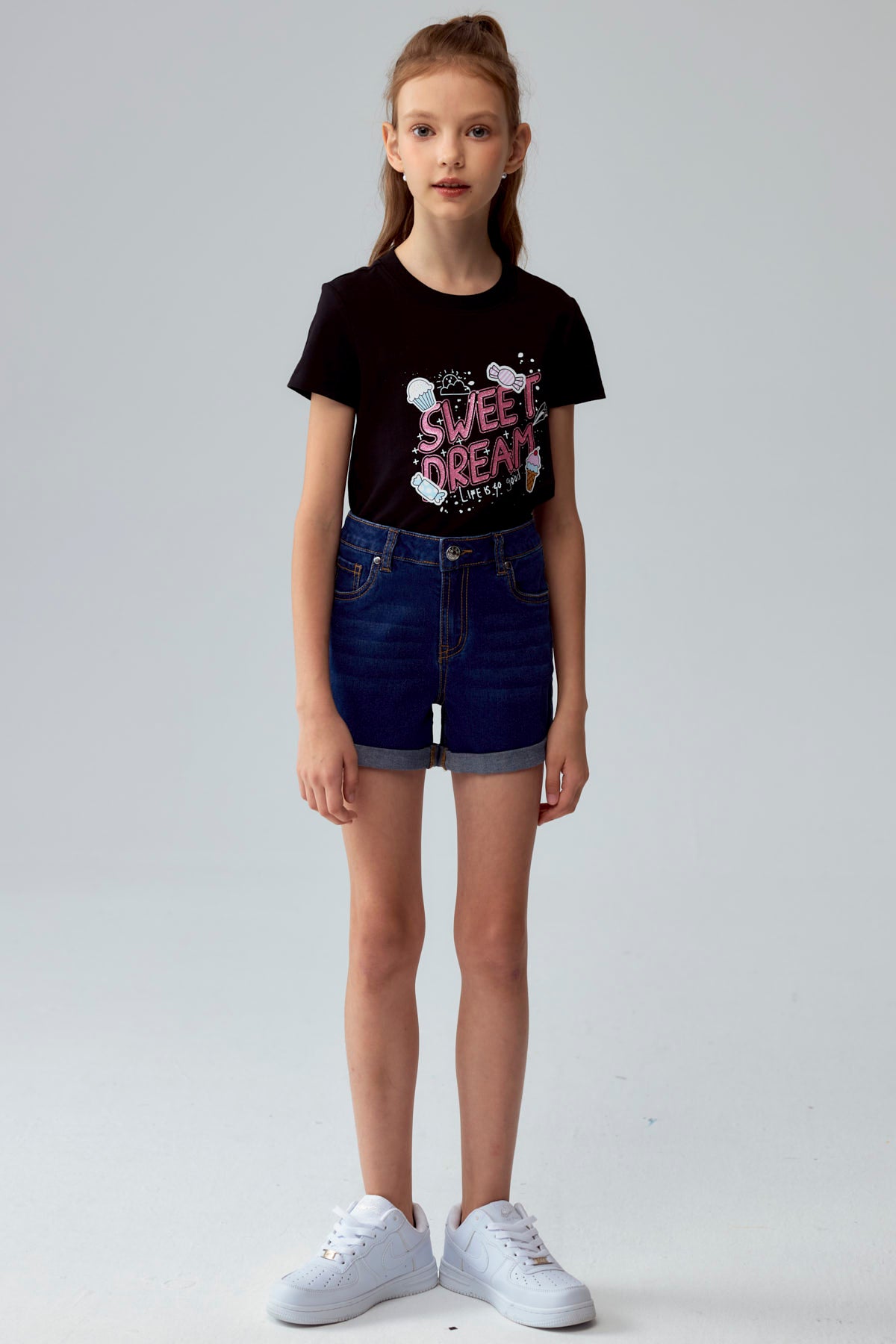 Short básico de niña en denim azul oscuro con dobladillo visible