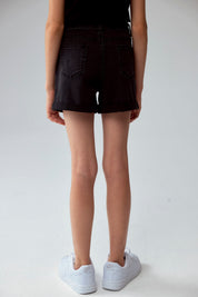 Short negro de denim para niña con bolsillos y costuras visibles