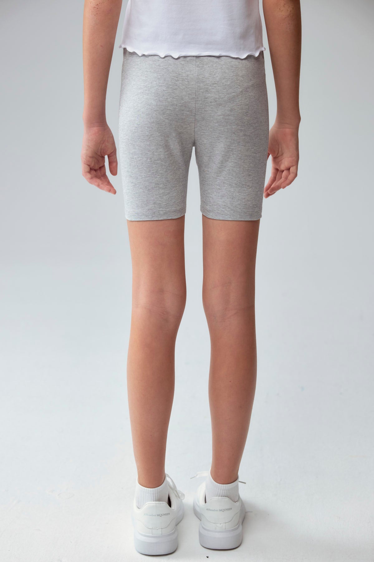 Calza niña biker rosado con estampado de íconos en fondo claro