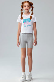 Calza niña biker rosado con estampado de íconos en fondo claro