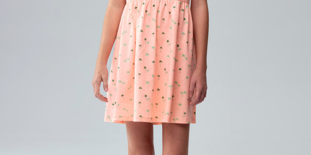 Vestido niña rosado con estampado de palmeras pequeñas y tirantes finos