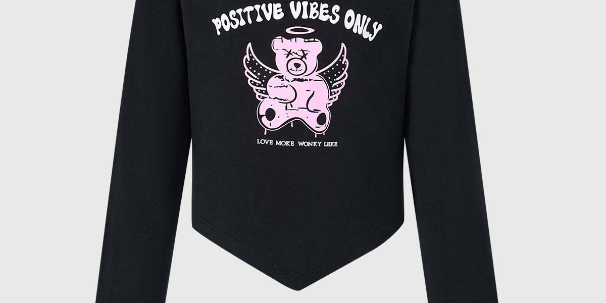 Polera niña negra crop con estampado de oso alado y texto Positive Vibes Only