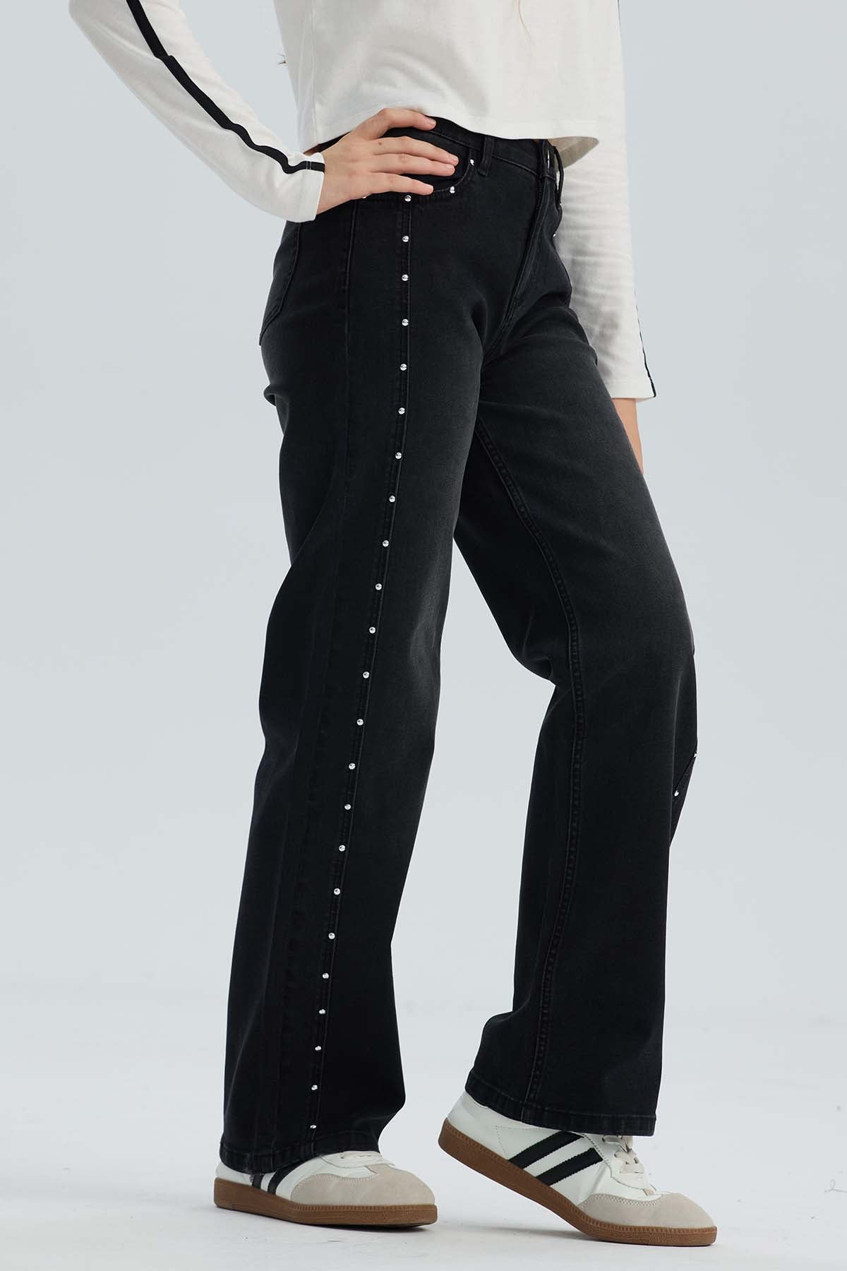 Jeans Niña Calce Recto Con Tachas Negro