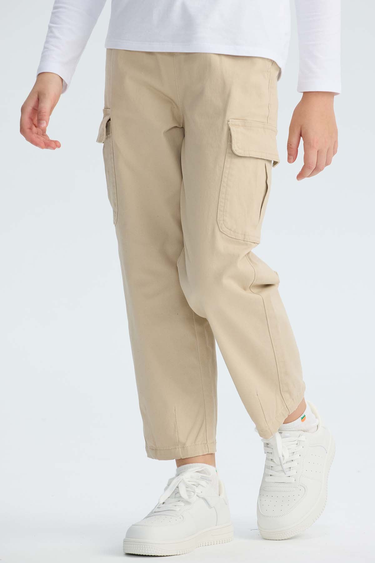 Pantalón Niña Cargo Con Pliegue En Basta Beige