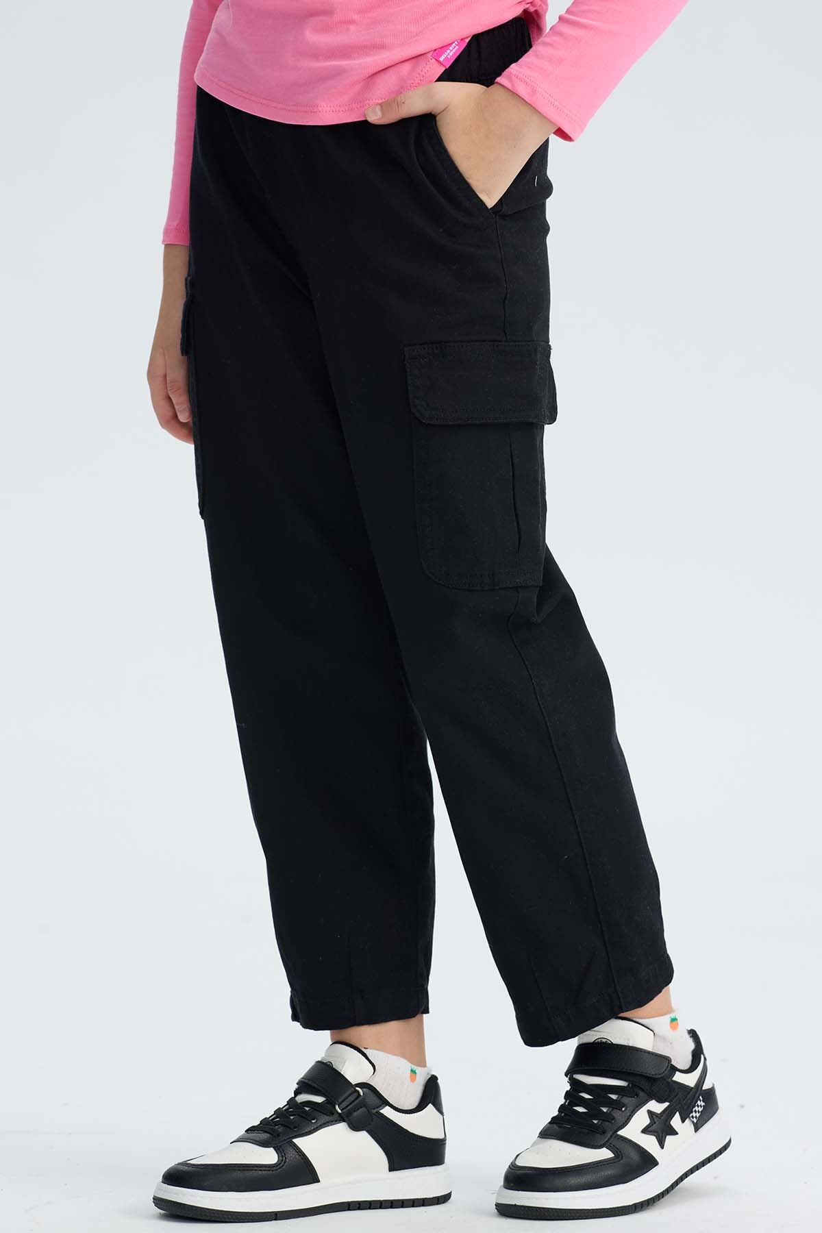 Pantalón Niña Cargo Con Pliegue en Basta Negro
