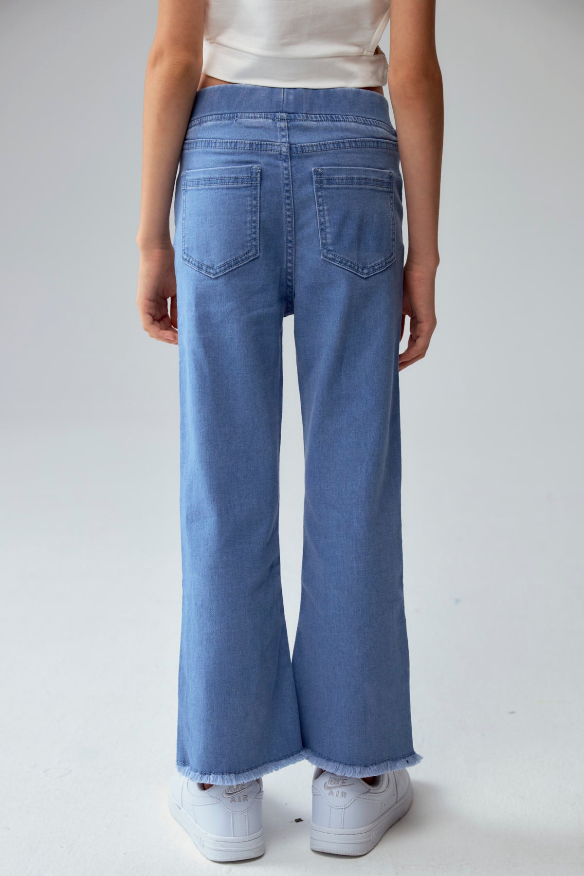 Jeans Niña Calce Recto Con Corazones Azul Claro