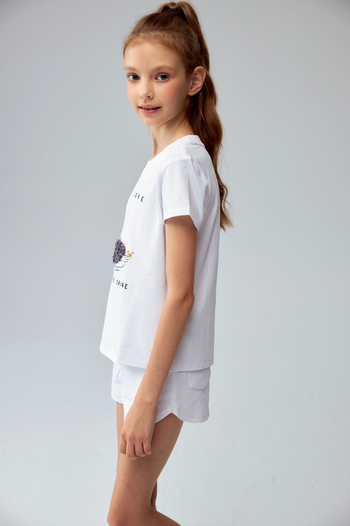Polera blanca para niña con estampado de cisne y texto With Love