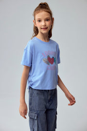 Polera azul para niña con estampado de corazones y texto I don't care