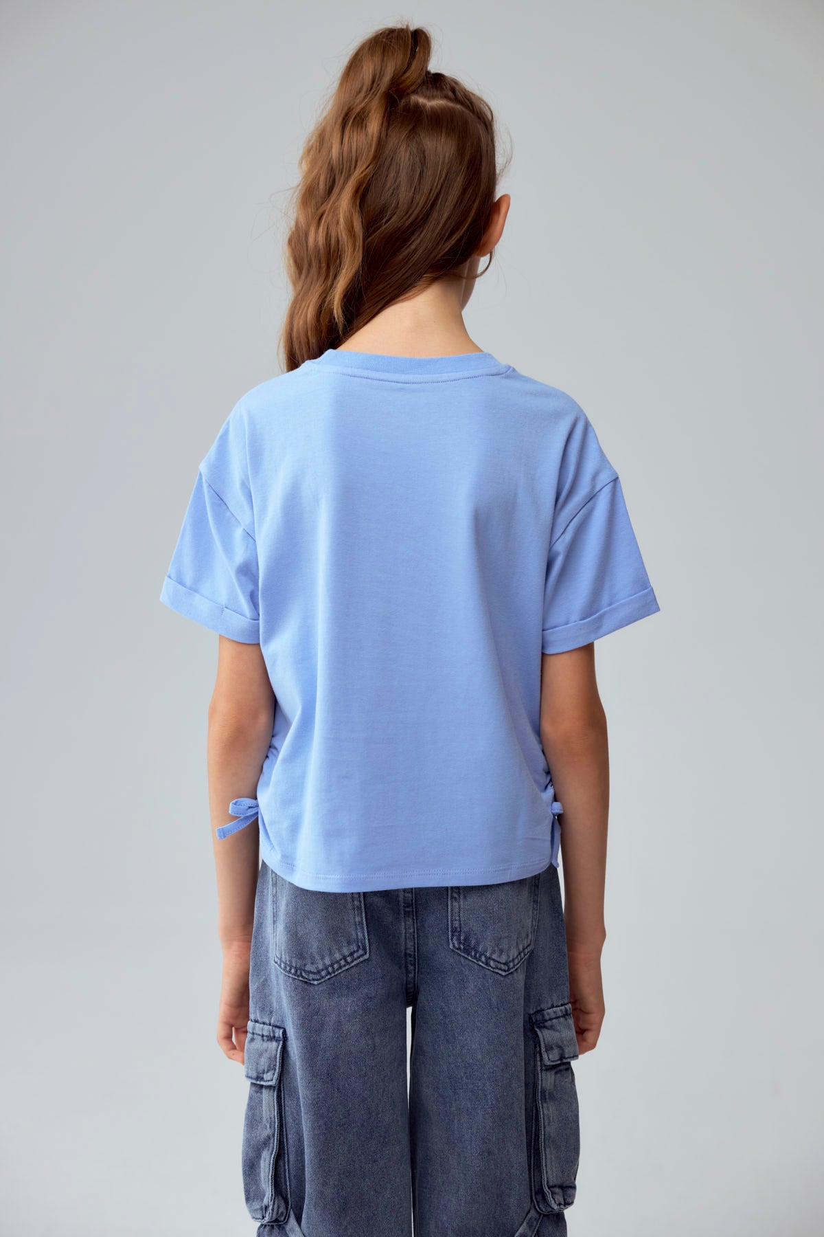 Polera azul para niña con estampado de corazones y texto I don't care