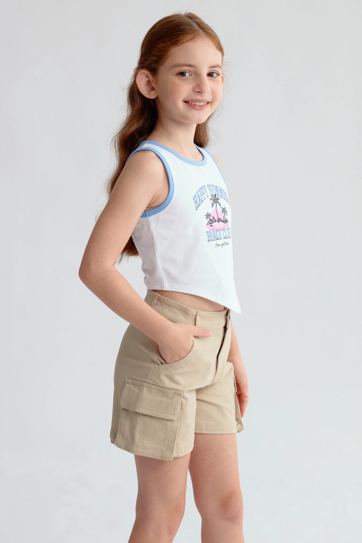 Polera niña blanca con estampado Happy Summer Beach Club y ribete azul