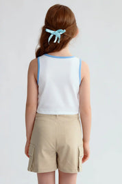 Polera niña blanca con estampado Happy Summer Beach Club y ribete azul