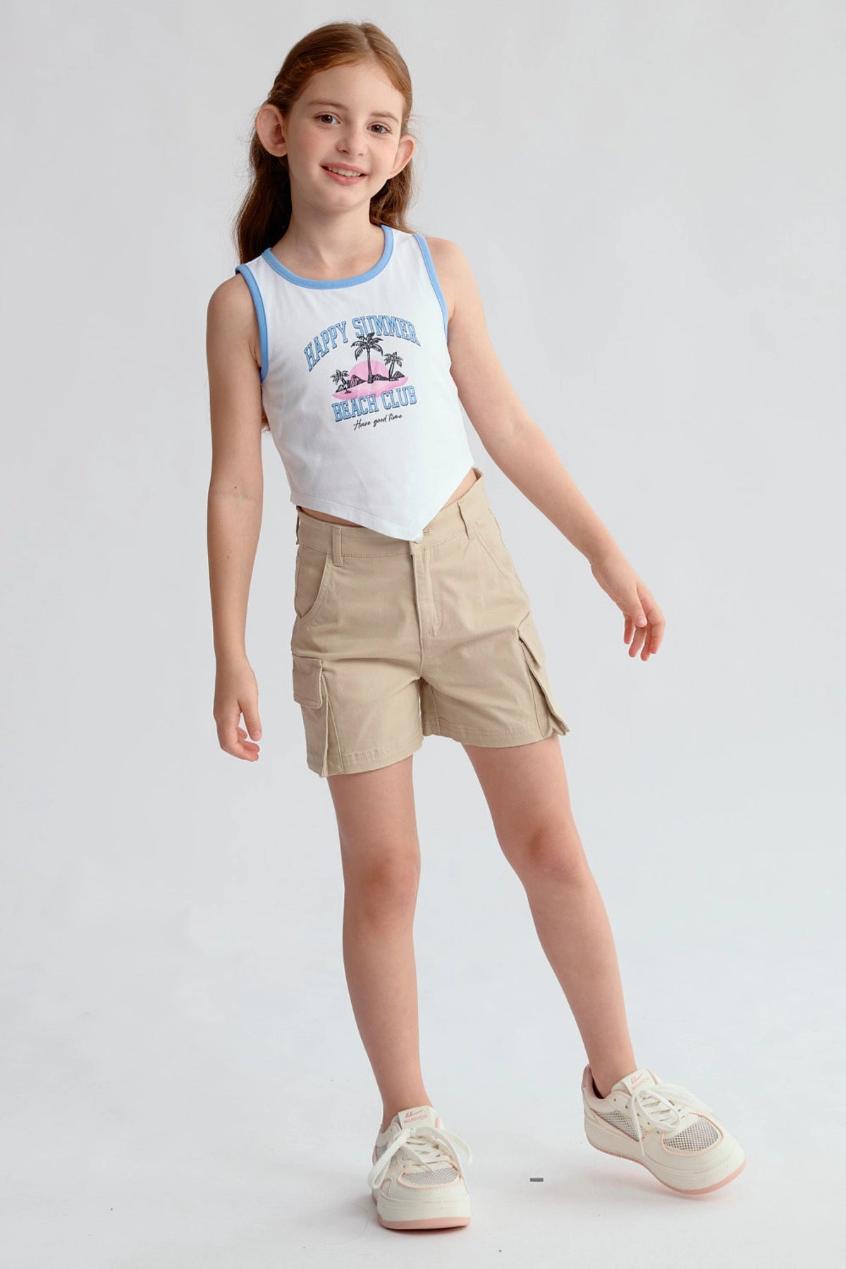 Polera niña blanca con estampado Happy Summer Beach Club y ribete azul