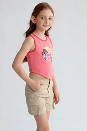 Polera niña fucsia con estampado de palmeras y texto Beach Babe