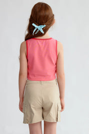 Polera niña fucsia con estampado de palmeras y texto Beach Babe