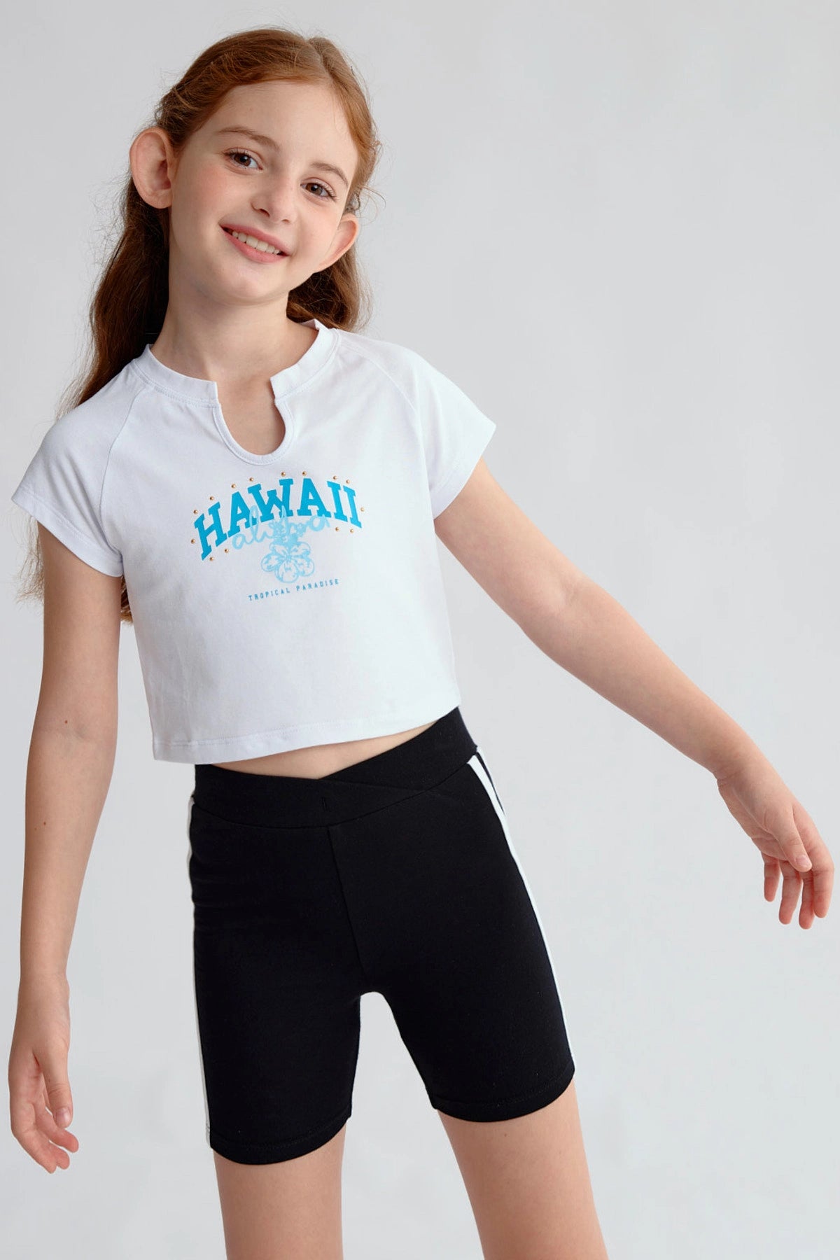 Polera blanca para niña con estampado de Hawaii azul y corte en cuello