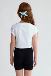 Polera blanca para niña con estampado de Hawaii azul y corte en cuello