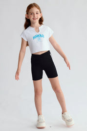 Polera blanca para niña con estampado de Hawaii azul y corte en cuello