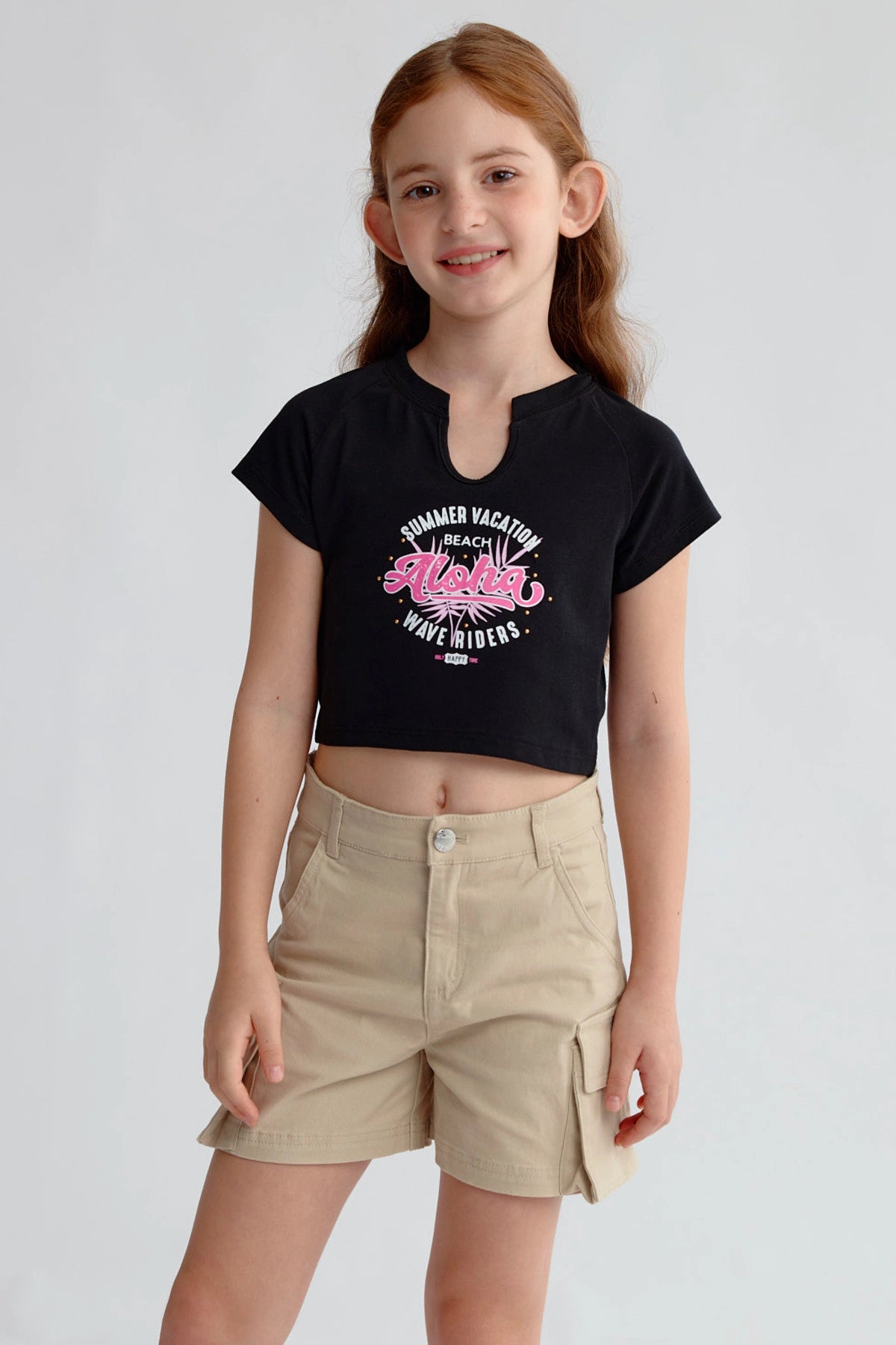 Polera negra para niña con estampado Aloha en el centro