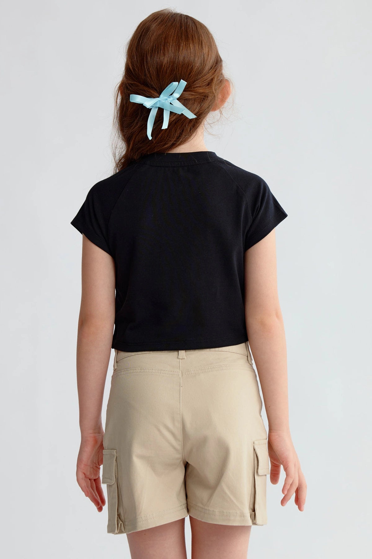 Polera negra para niña con estampado Aloha en el centro