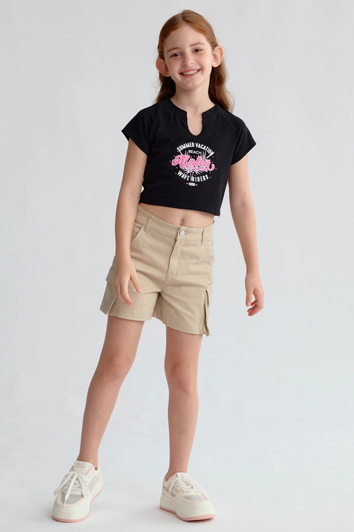 Polera negra para niña con estampado Aloha en el centro