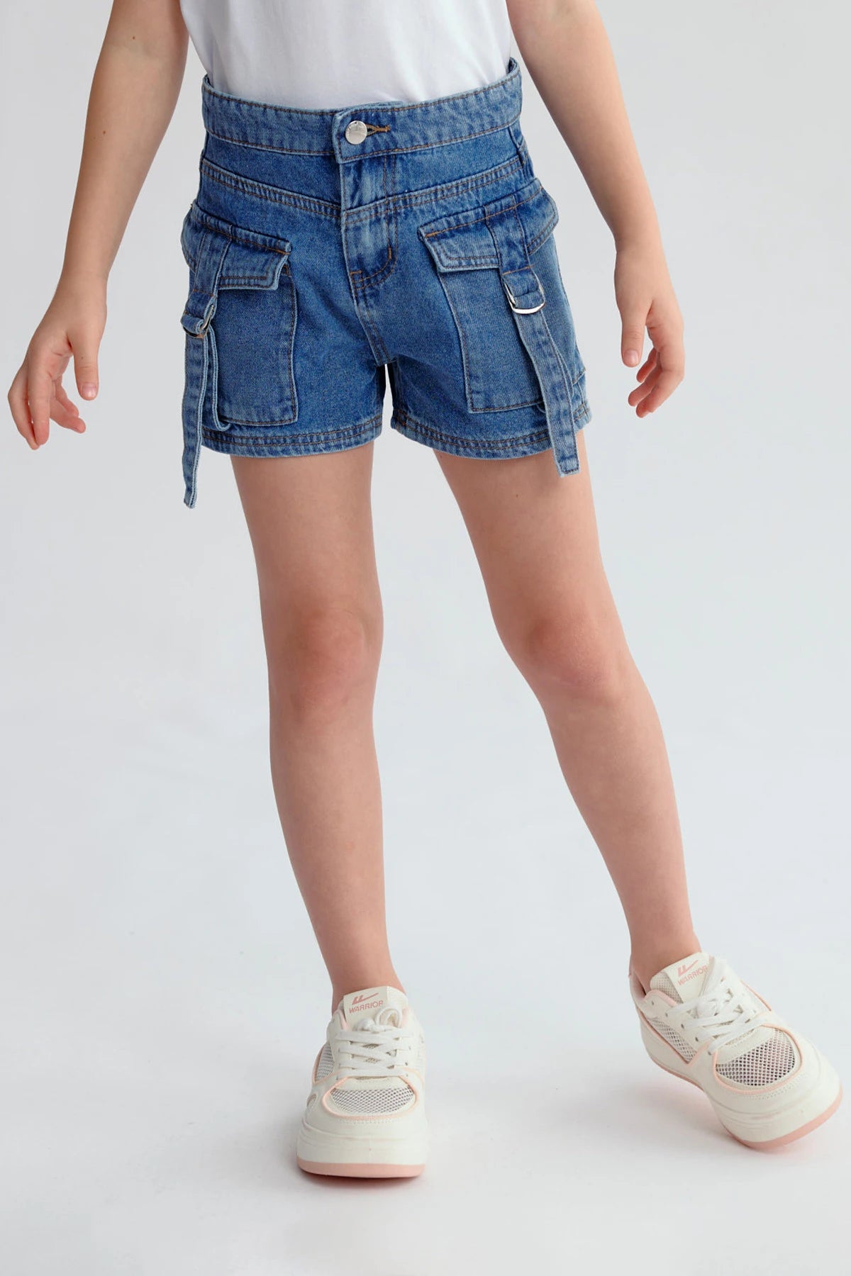 Short niña denim azul con bolsillos cargo y cinturilla alta visible