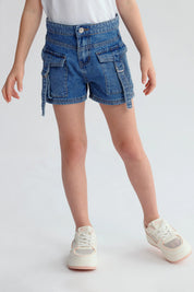 Short niña denim azul con bolsillos cargo y cinturilla alta visible