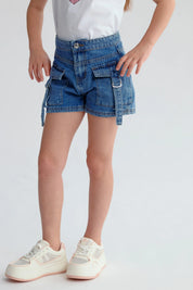 Short niña denim azul con bolsillos cargo y cinturilla alta visible