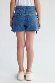 Short niña denim azul con bolsillos cargo y cinturilla alta visible