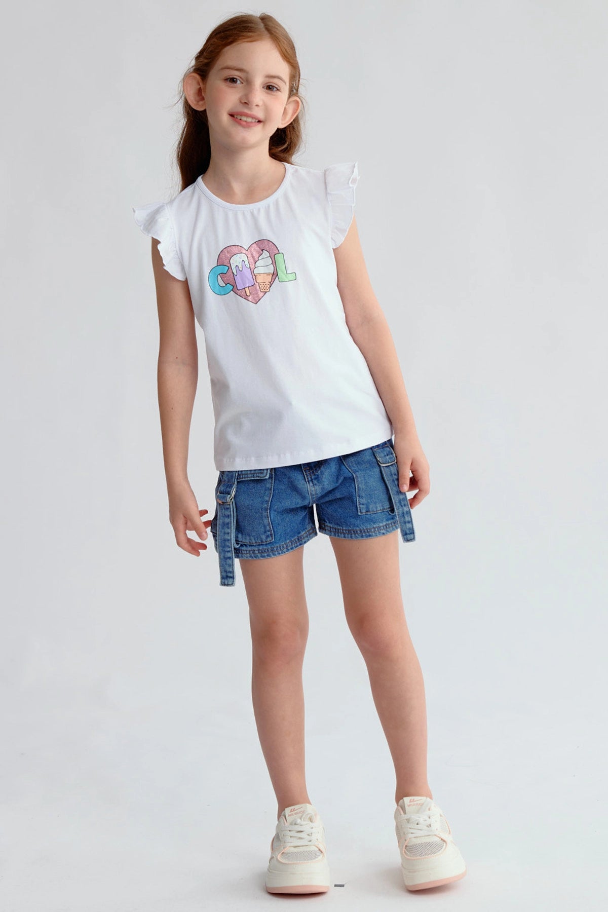 Short niña denim azul con bolsillos cargo y cinturilla alta visible