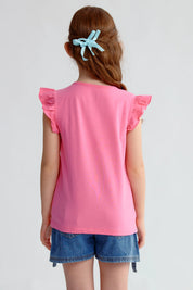 Polera niña fucsia con vuelos y diseño de conchas marinas en el frente