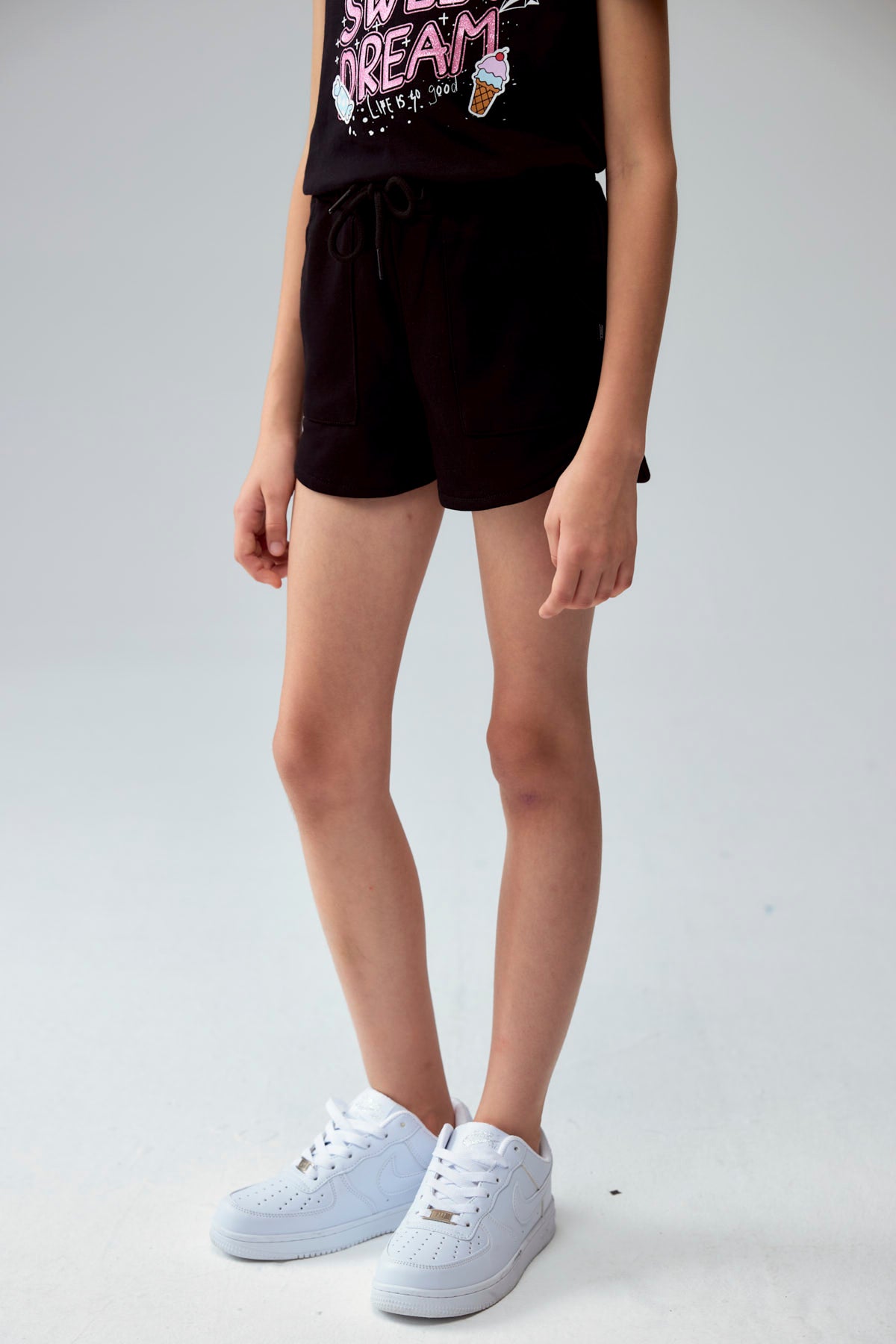 Short negro para niña con diseño liso y cordón ajustable visible