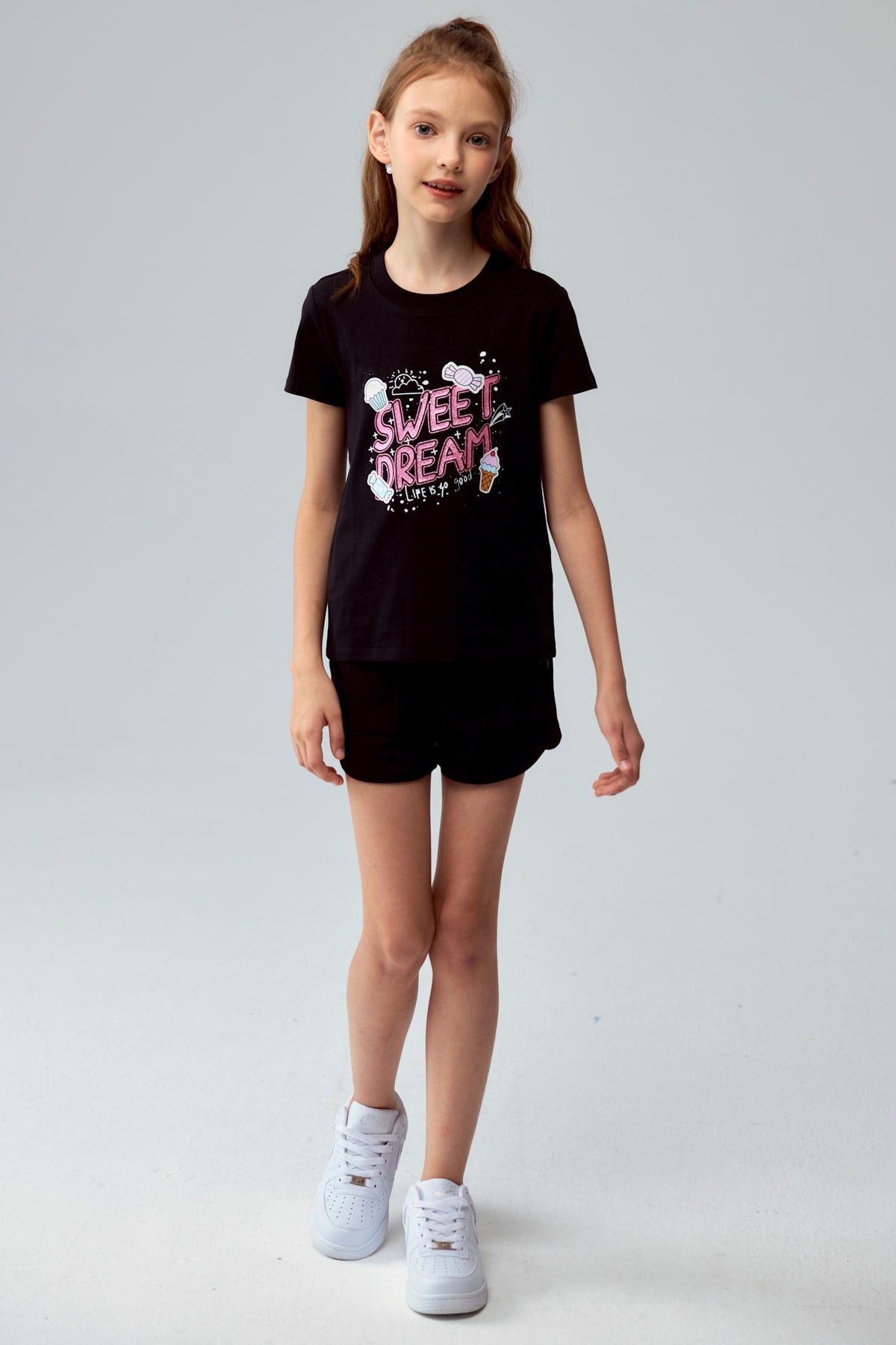 Short negro para niña con diseño liso y cordón ajustable visible