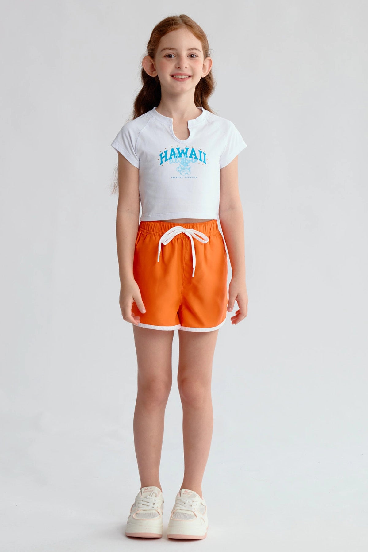 Short de baño liso naranjo con ribete blanco y cordón ajustable