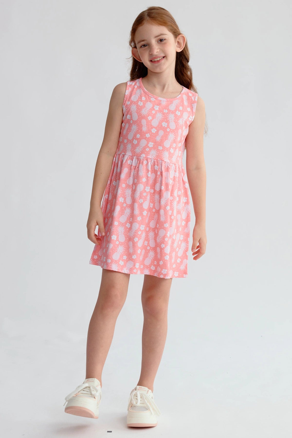 Vestido niña coral con estampado de piñas blancas sin mangas