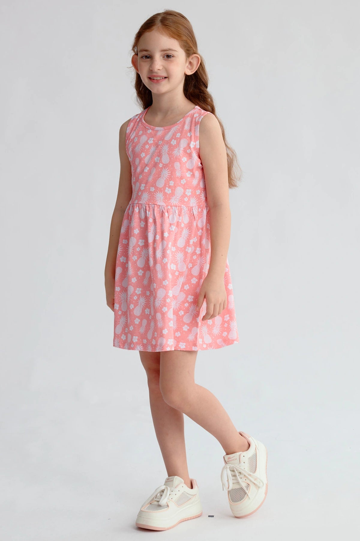 Vestido niña coral con estampado de piñas blancas sin mangas