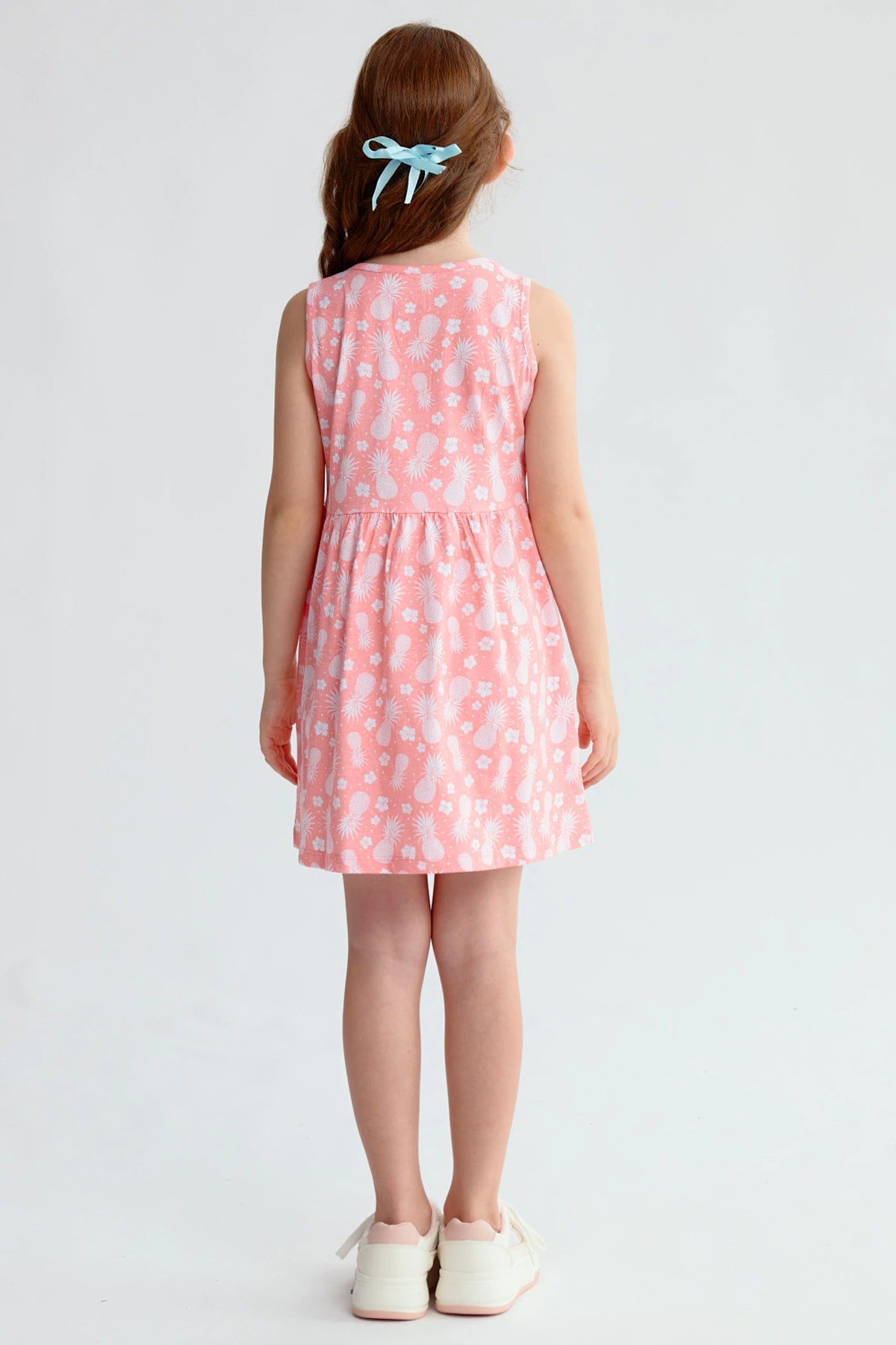 Vestido niña coral con estampado de piñas blancas sin mangas
