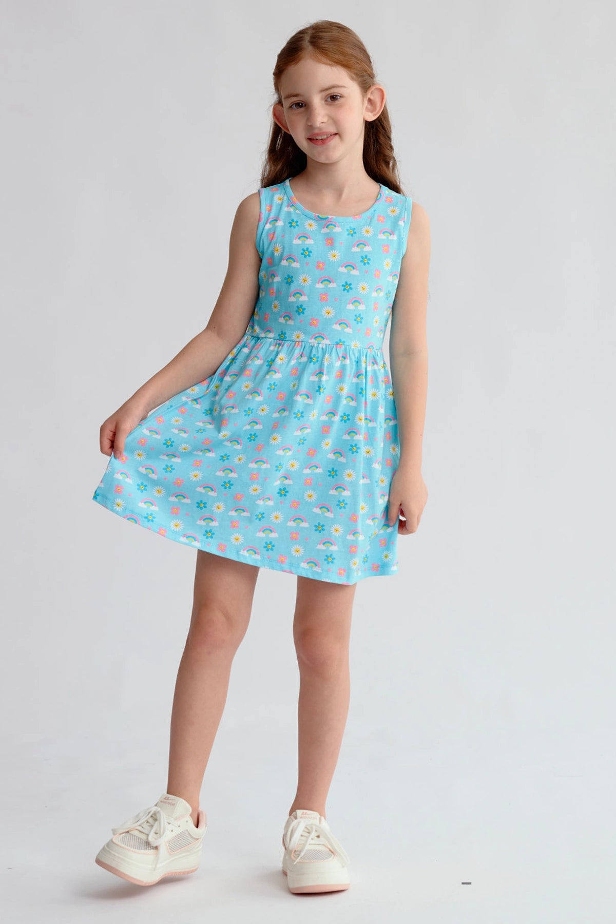 Vestido niña celeste con estampado de arcoíris y flores sin mangas