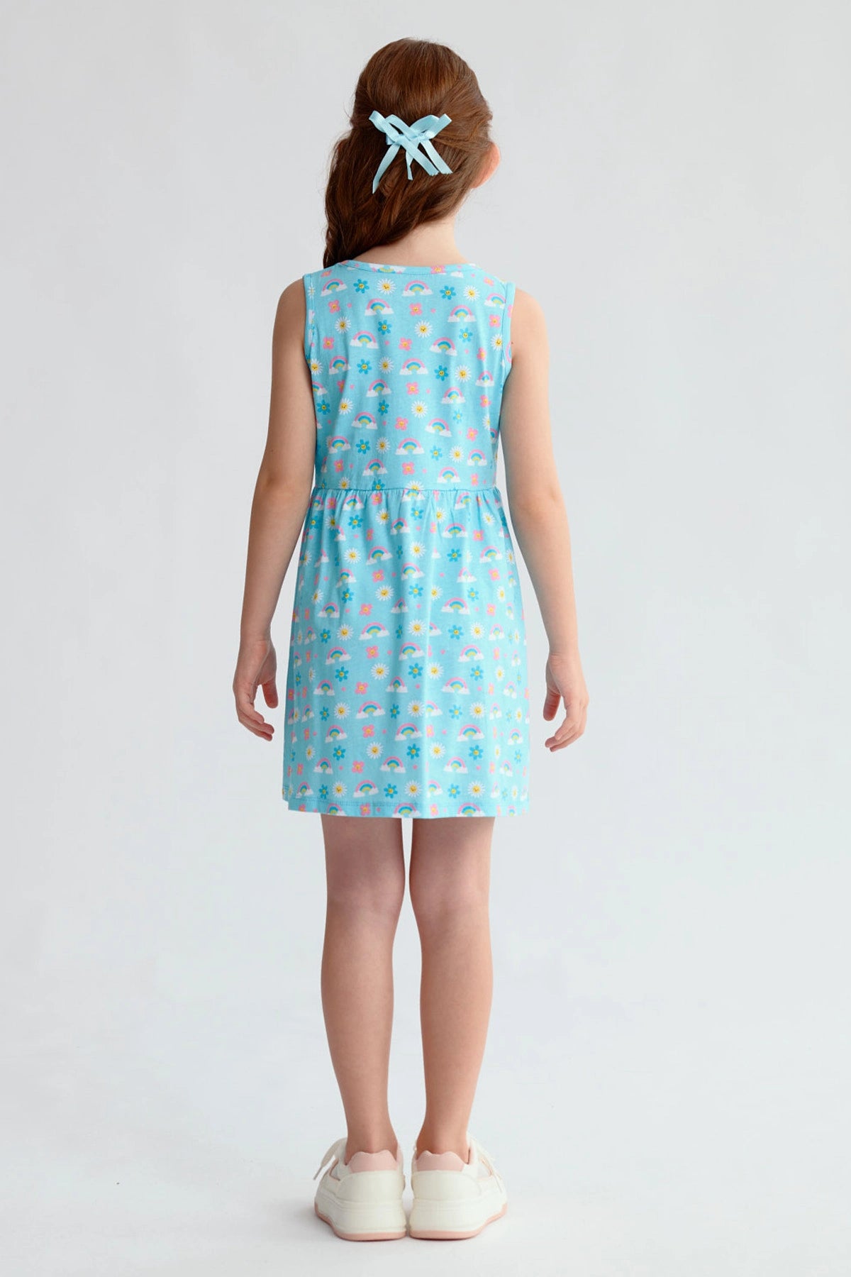 Vestido niña celeste con estampado de arcoíris y flores sin mangas