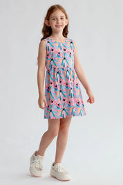 Vestido sin mangas rosado claro con estampado de tucanes coloridos y falda con vuelo