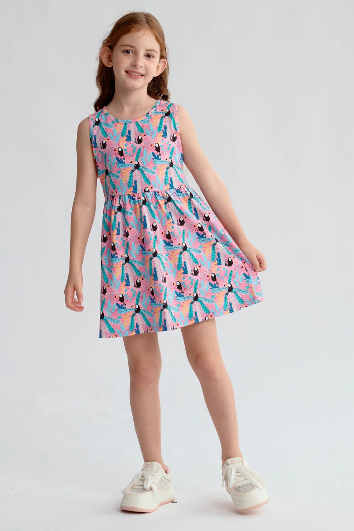 Vestido sin mangas rosado claro con estampado de tucanes coloridos y falda con vuelo