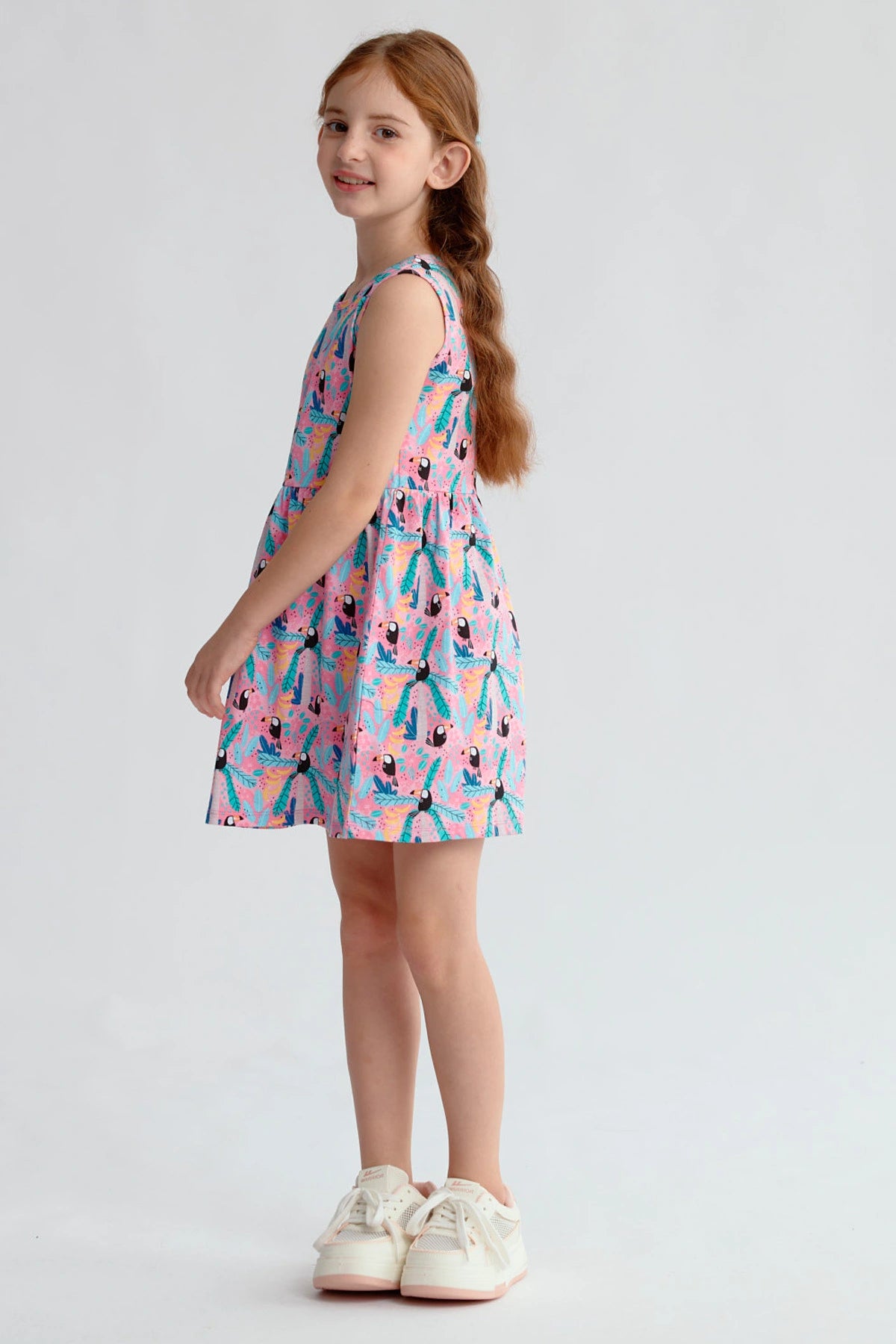 Vestido sin mangas rosado claro con estampado de tucanes coloridos y falda con vuelo