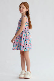 Vestido sin mangas rosado claro con estampado de tucanes coloridos y falda con vuelo