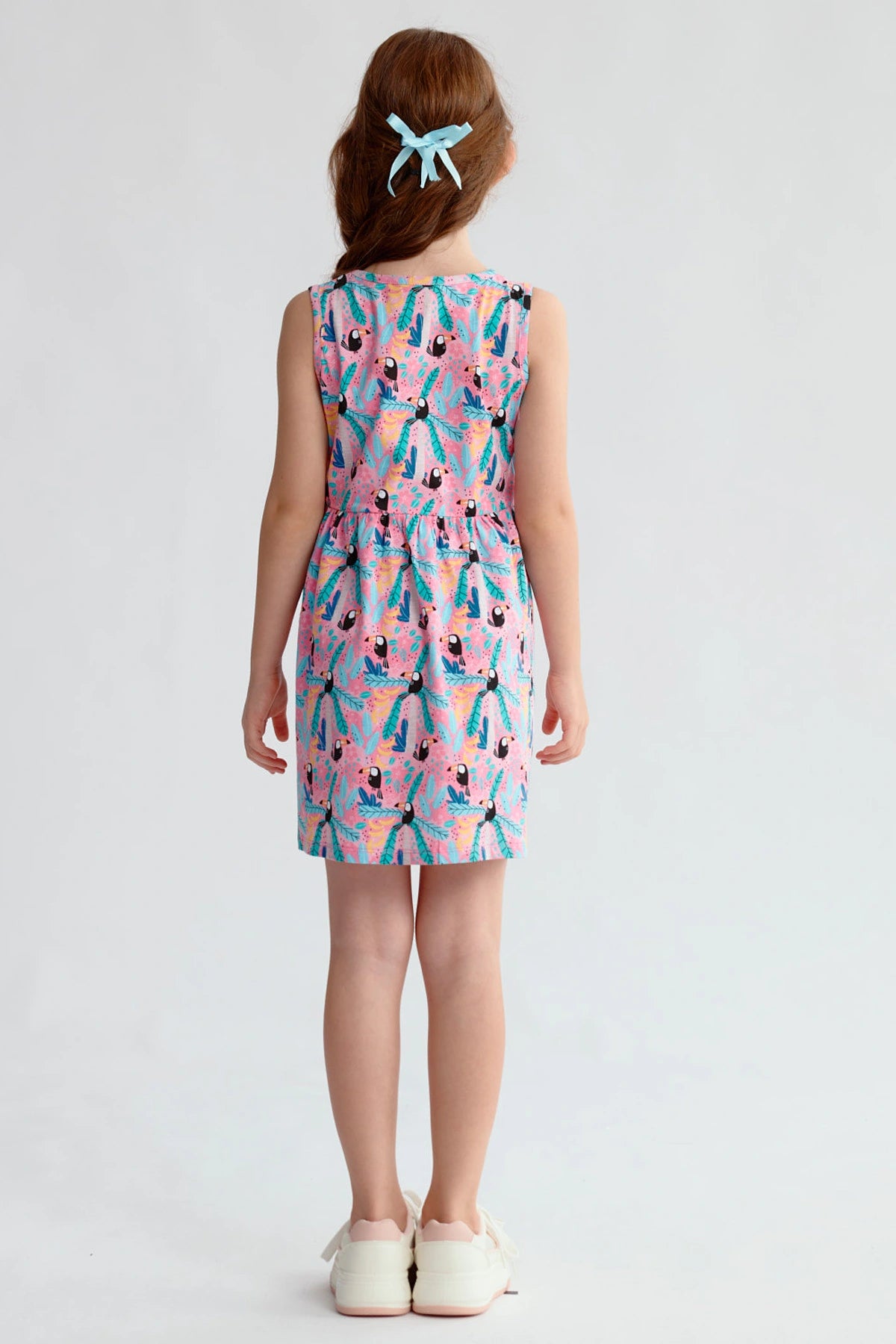 Vestido sin mangas rosado claro con estampado de tucanes coloridos y falda con vuelo