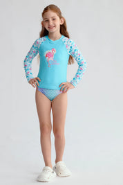 Traje de baño niña verde con polera UV y estampado de flamencos en fondo aqua
