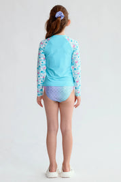 Traje de baño niña verde con polera UV y estampado de flamencos en fondo aqua