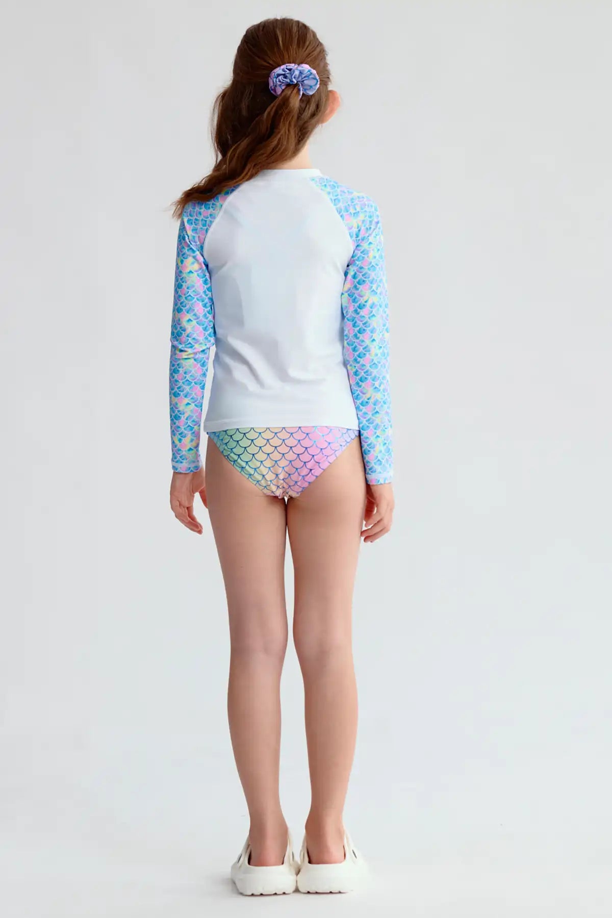 Traje de baño blanco para niña con diseño de sirena y mangas escamosas coloridas