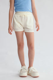 Short niña blanco con textura y cintura elasticada visto de frente